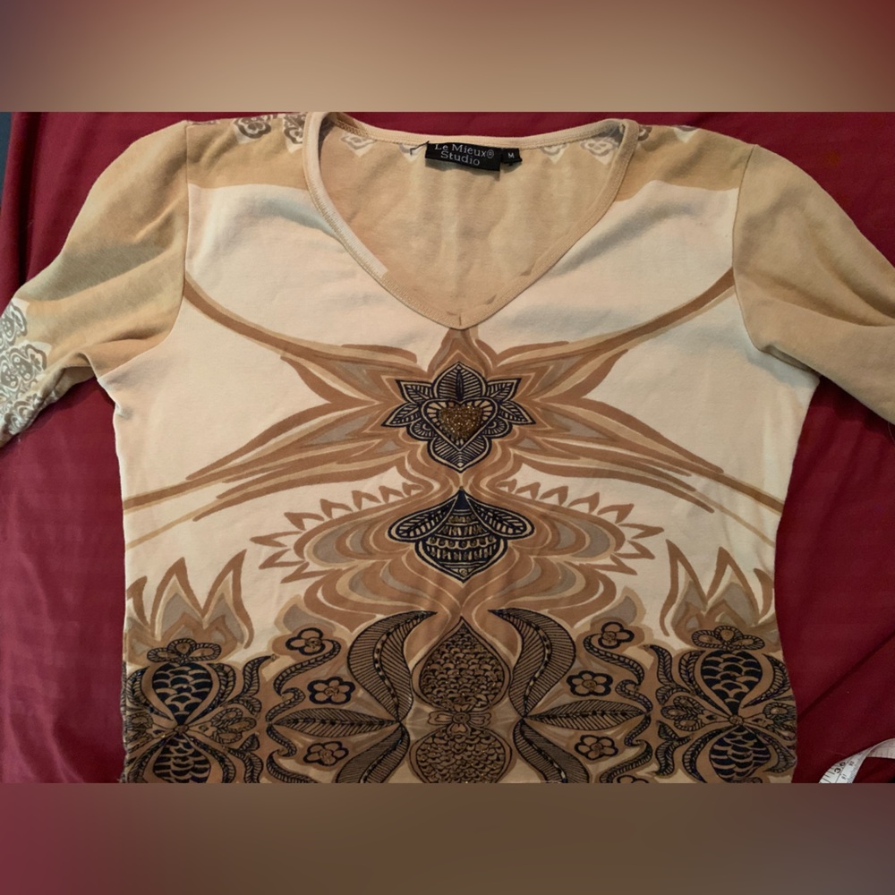 ❤️3/$20 Le Mieux Studio mid-length sleeve v-neck top